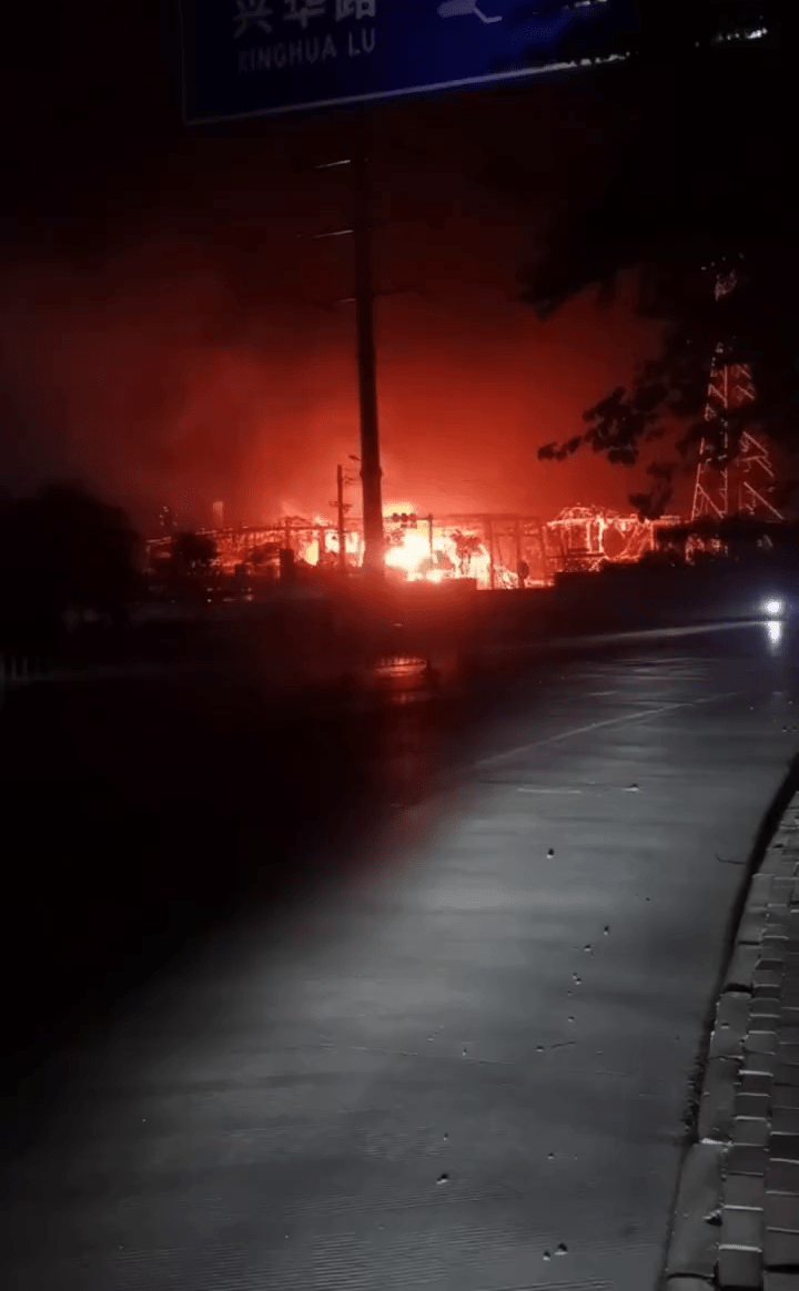 广西铝厂爆炸，从远处也可以看到火势猛烈。