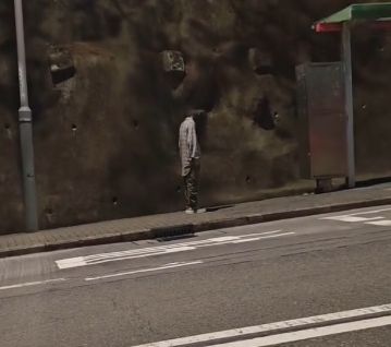 「長髮男」在街頭站着不動,氣氛十分詭異。(截圖來源:chrisdordor@Threads) 「長髮男」在街頭站着不動,氣氛十分詭異。(截圖來源:chrisdordor@Threads)