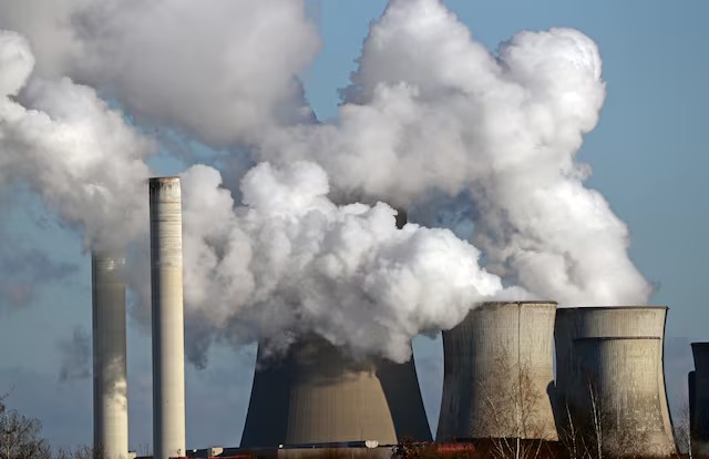 德國一所發電廠噴出白煙。路透社 德國一所發電廠噴出白煙。路透社
