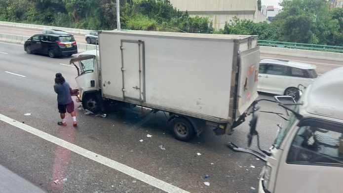 屯門公路三車相撞。 fb馬路的事 (即時交通資訊台) 屯門公路三車相撞。 fb馬路的事 (即時交通資訊台)