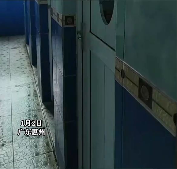 有网民指，惠州有工厂在厕门开大洞，防止员工如厕玩手机偷懒。影片截图