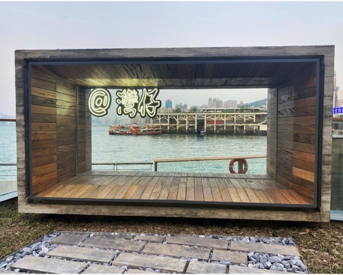 新開放的用地引入相框和霓虹燈裝飾概念，提供大量「打卡位」，讓遊人與靠岸的天星小輪拍照。