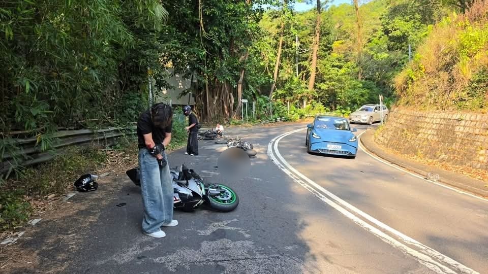 其中一涉事電單車掛有P牌。 fb車cam L(香港群組)圖片 其中一涉事電單車掛有P牌。 fb車cam L(香港群組)圖片 