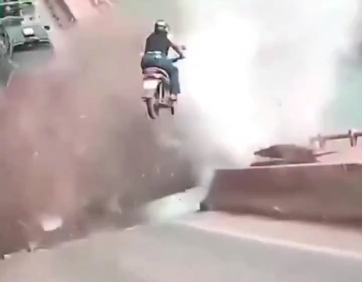 行车记录仪拍下大桥断塌的一刻。X@République 行车记录仪拍下大桥断塌的一刻。X@République