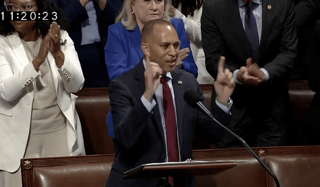 民主黨領袖傑弗里斯(Hakeem Jeffries)連續演說8.5小時,創下國會最長發言紀錄。路透社 民主黨領袖傑弗里斯(Hakeem Jeffries)連續演說8.5小時,創下國會最長發言紀錄。路透社
