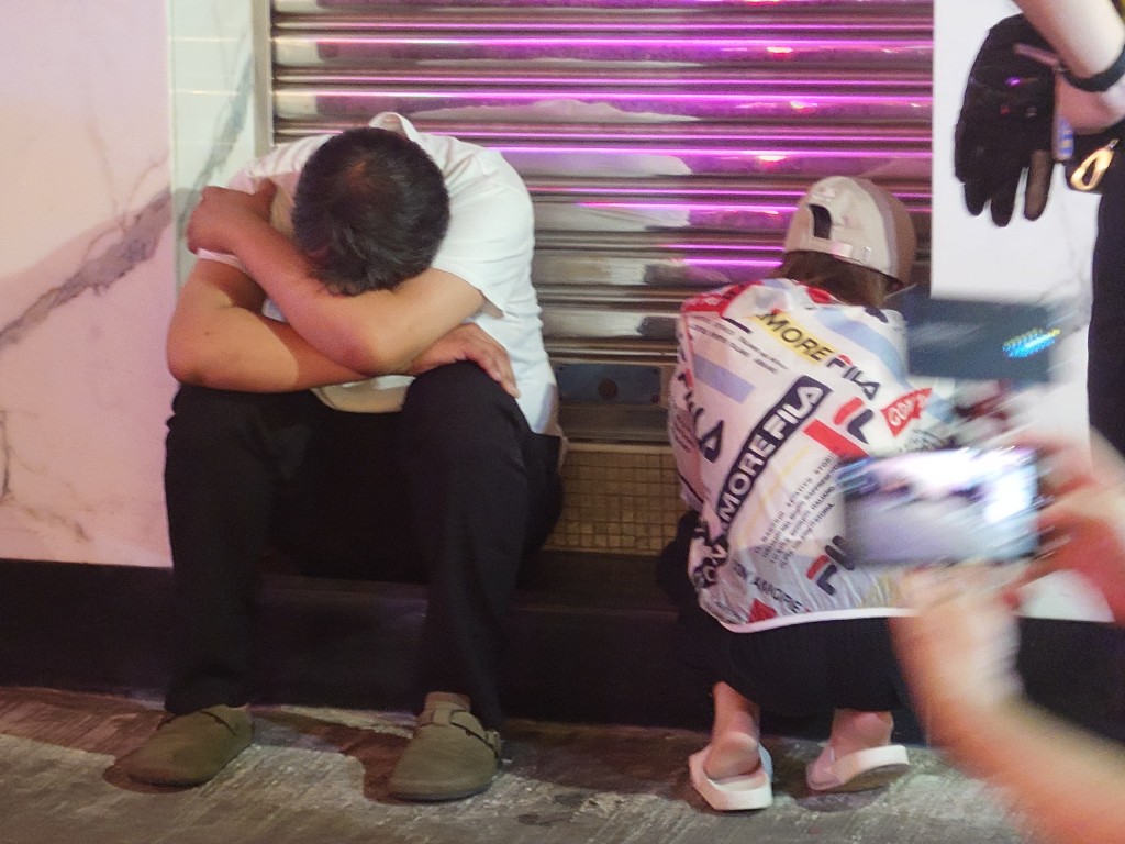 男車主(左)早前因欠交告票被通緝。 男車主(左)早前因欠交告票被通緝。