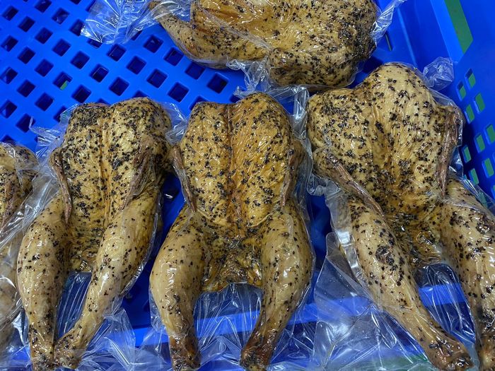 在市場需求改變之下,食品加工廠亦作出應變,推出煙三文魚、原隻煙燻雞等新產品,讓在家煮食的消費者可以更輕鬆地準備豐富菜式。