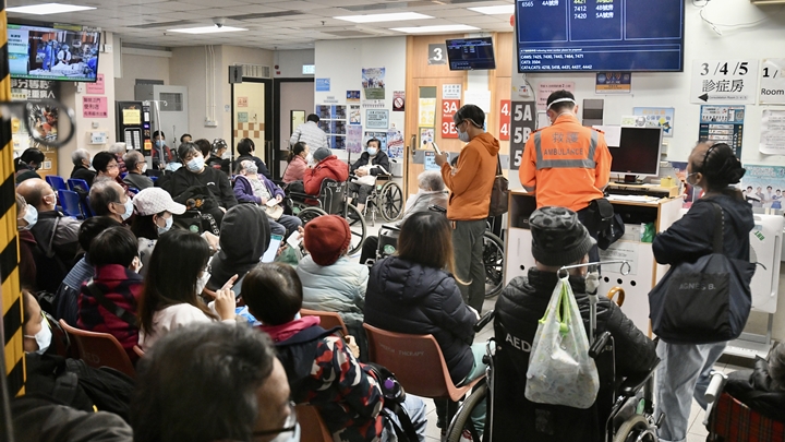 聯合醫院急症室有大批求診市民。盧江球攝