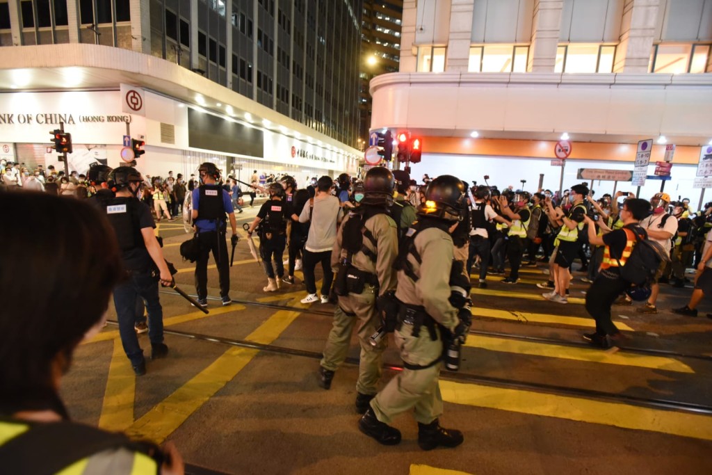 警方制服多人。