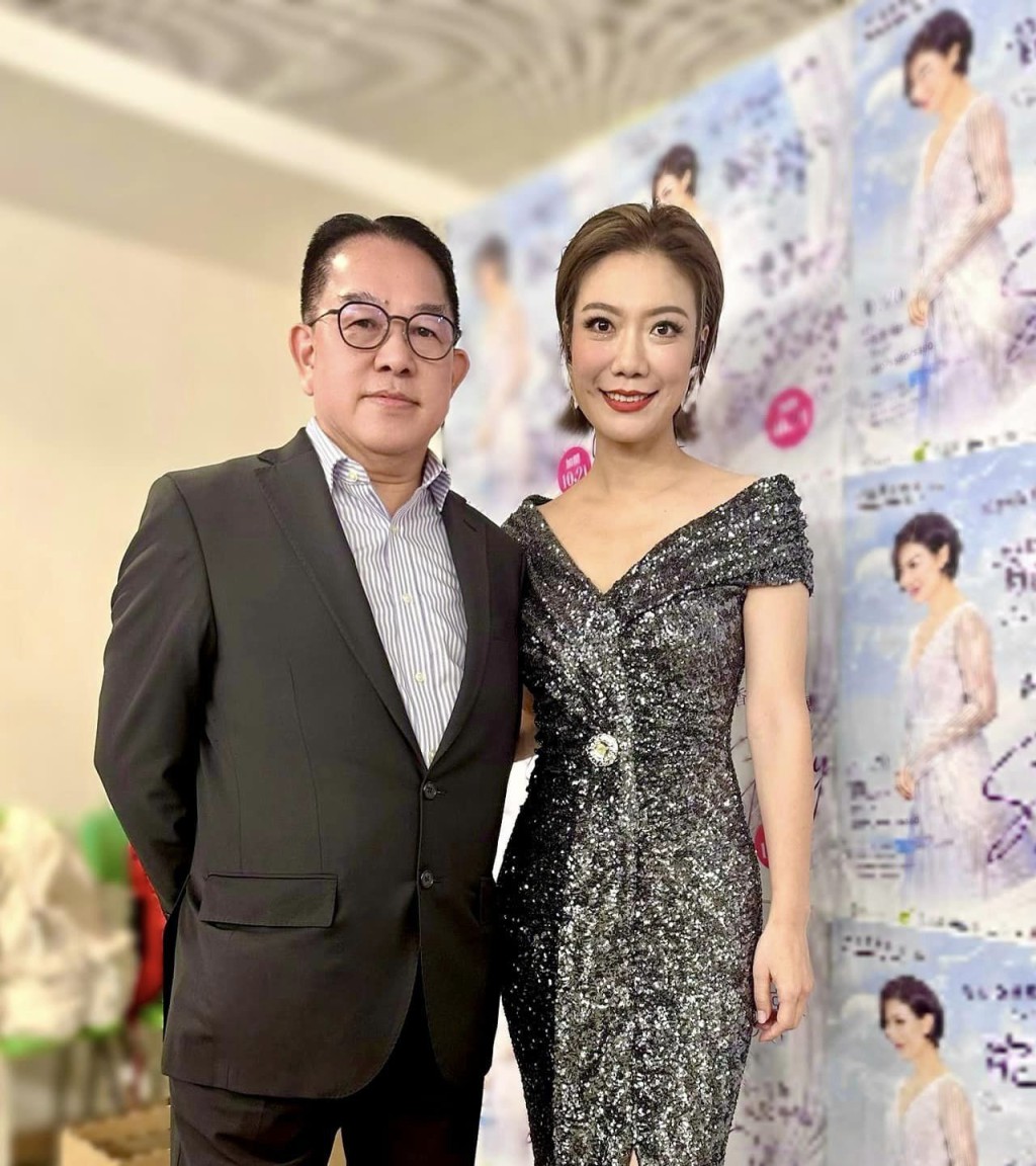 到10月龙婷举行个人演唱会，丘亚葵亦有现身支持，更表示：「龙婷就是一个传奇」。