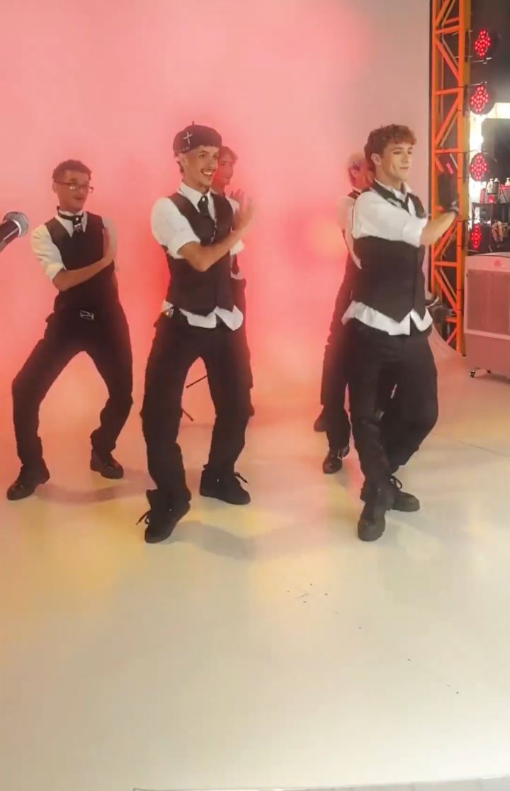 直播娛樂已進化至小組形式的團播。微博＠LAC-慶舍