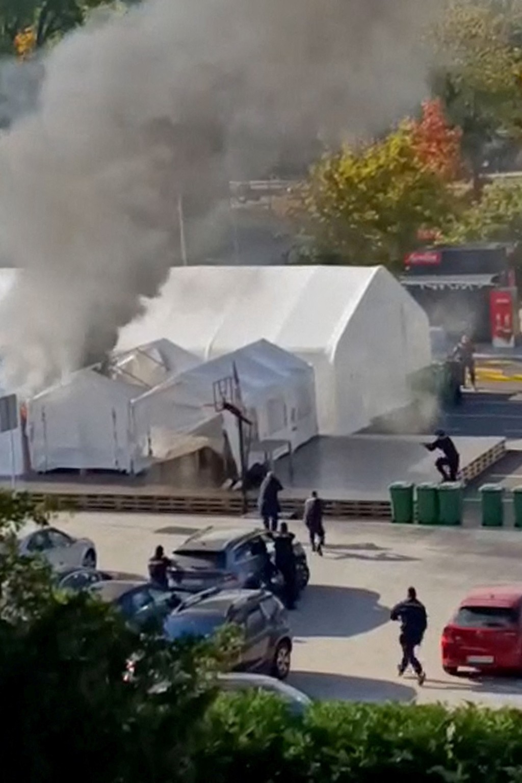 塞爾維亞議會外發生槍擊及縱火。 路透社 塞爾維亞議會外發生槍擊及縱火。 路透社