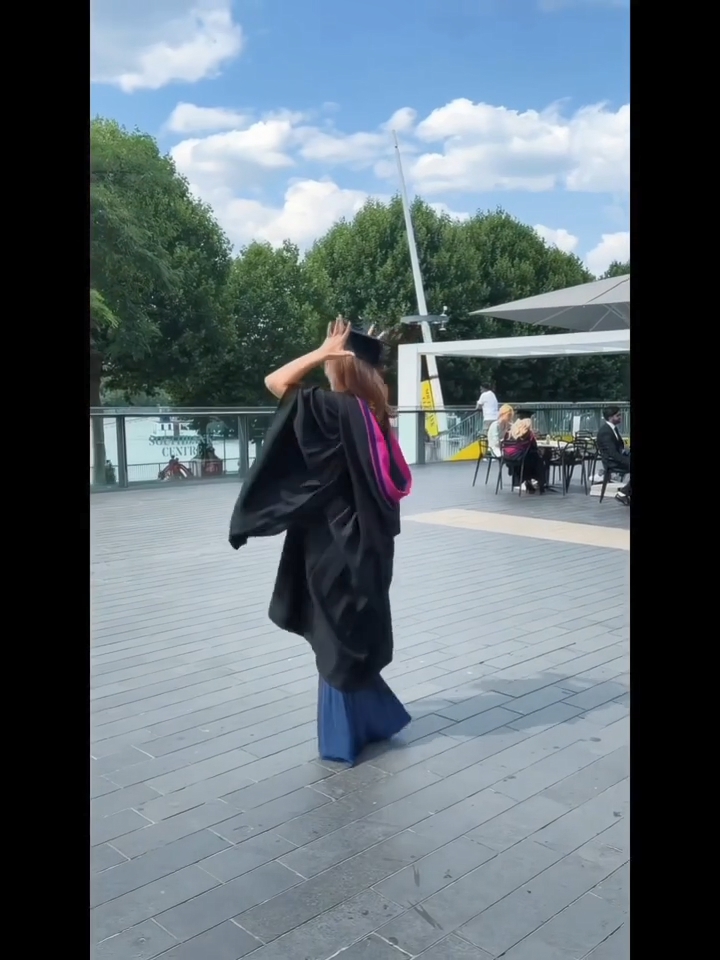 張卓姿在戶外拋四方帽的經典場面。 張卓姿在戶外拋四方帽的經典場面。