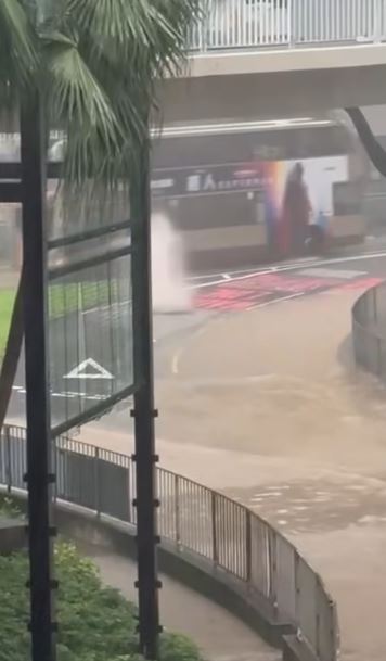 渠位爆出水柱。