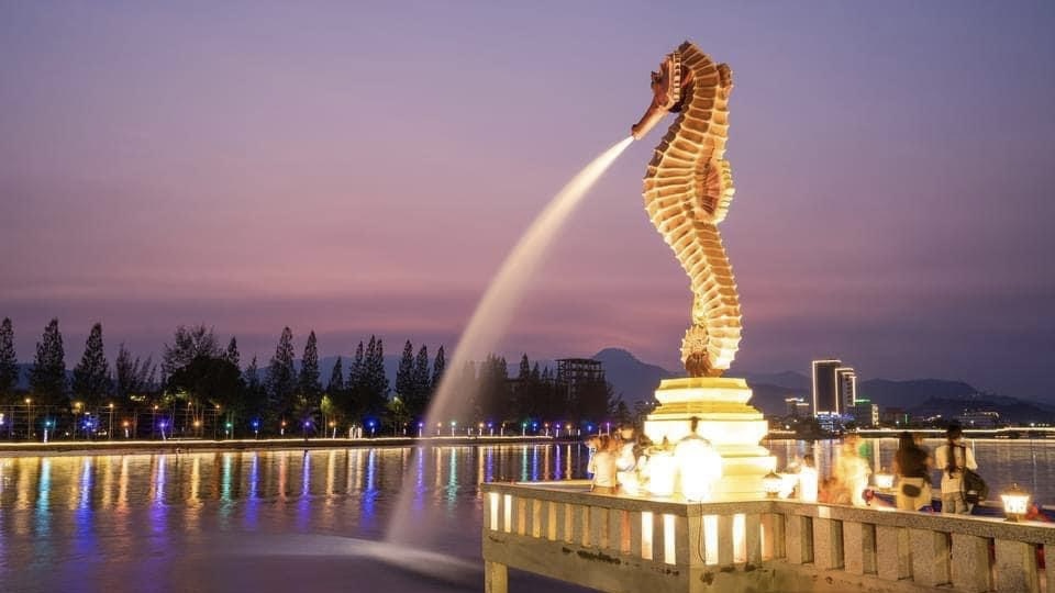 海马雕像晚上有彩灯衬托。 贡布旅游局fb
