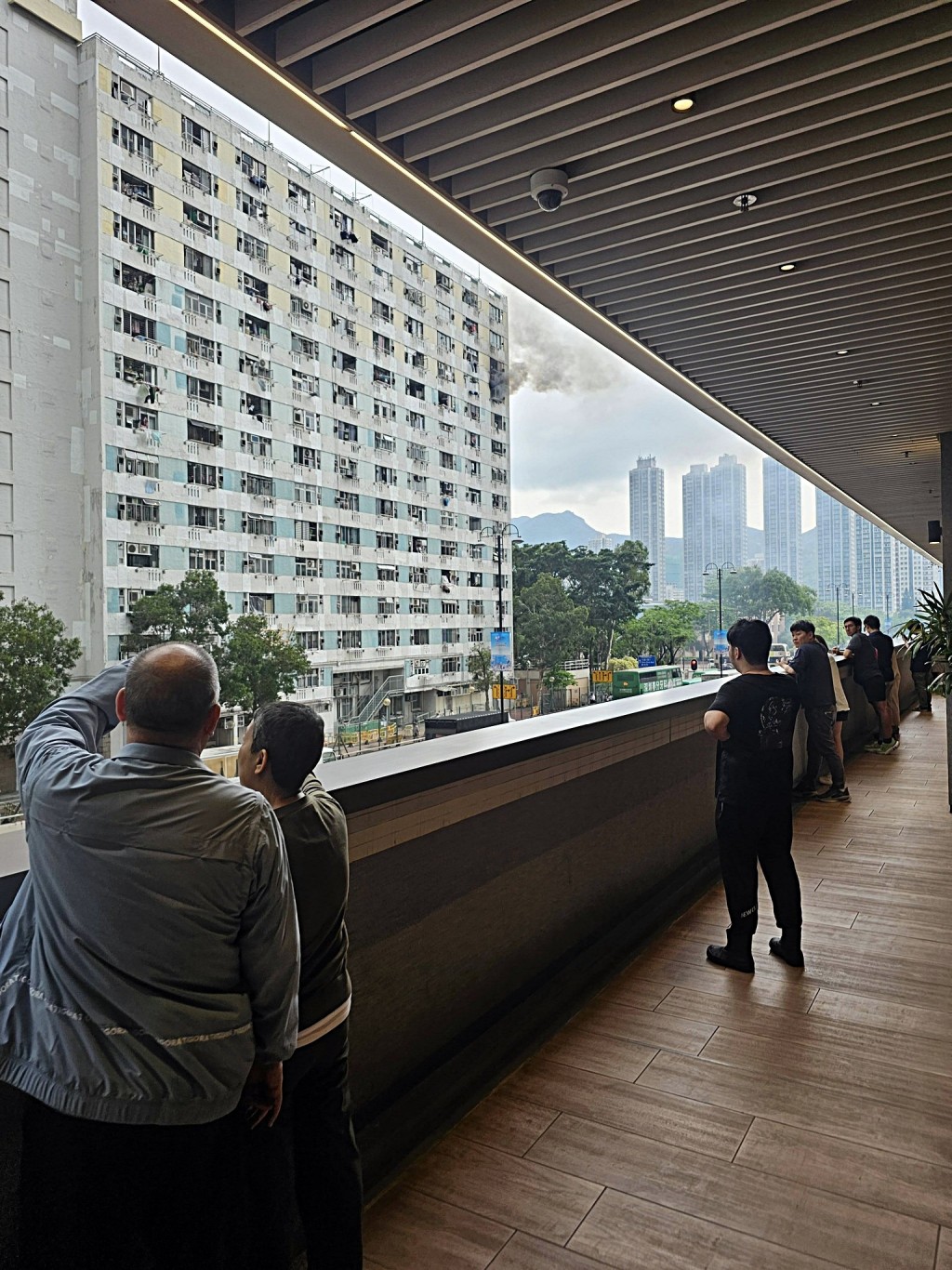 火警引起大批市民圍觀。fb：大埔 TAI PO