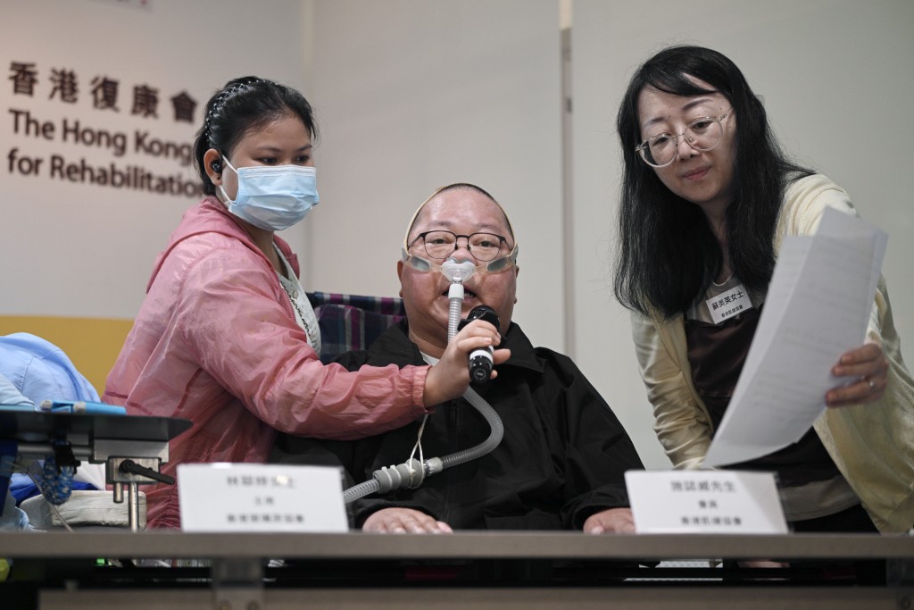 现年63岁的施志威本身是一名司机,十年前确诊罕见的“渐冻人症”,身体机能持续衰退,如今需全天候使用呼吸机并依赖外佣照顾。 现年63岁的施志威本身是一名司机,十年前确诊罕见的“渐冻人症”,身体机能持续衰退,如今需全天候使用呼吸机并依赖外佣照顾。