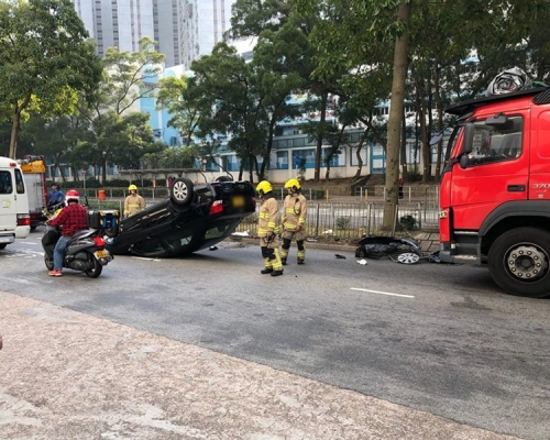 私家車四輪朝天。網民Ju Belli圖片