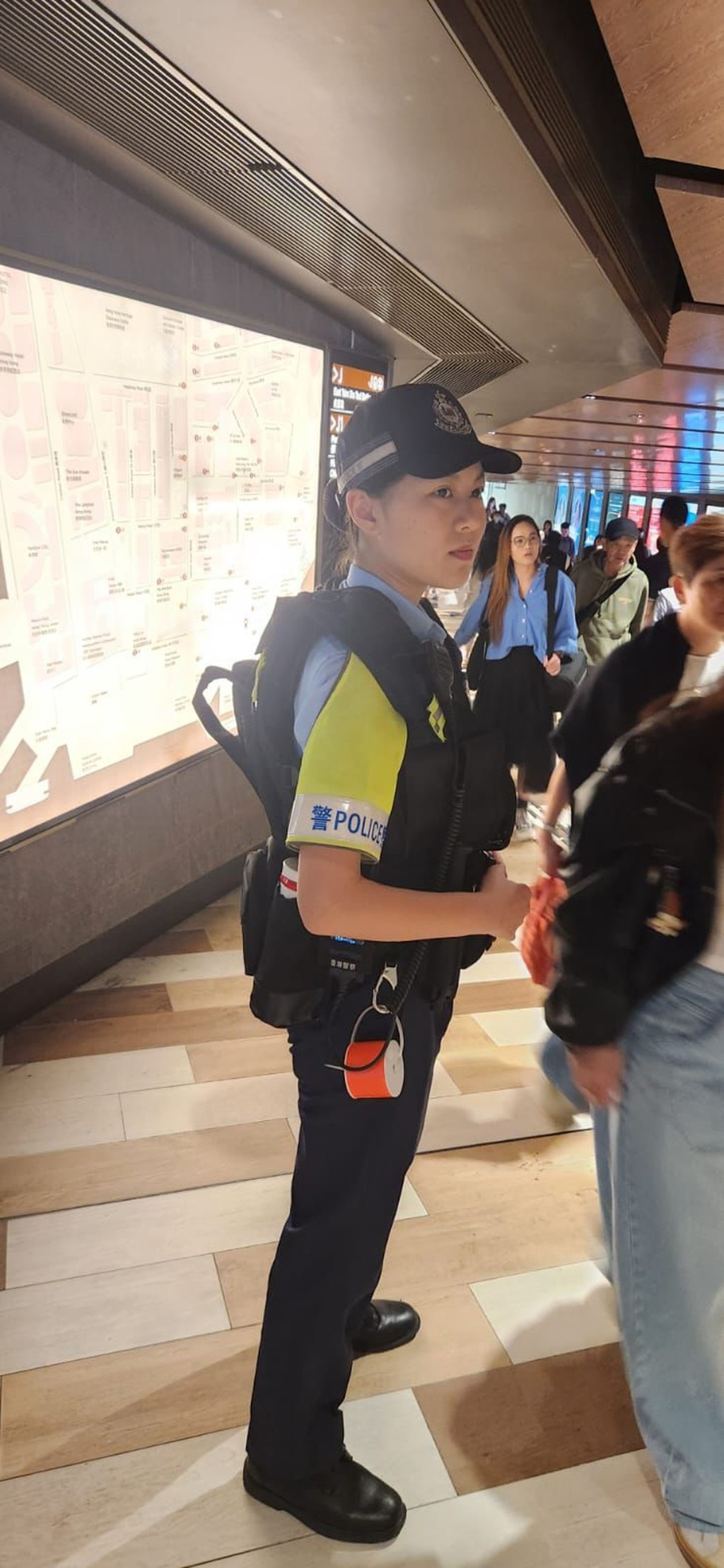 加入輔警隊僅數個月的周栩芊，現時駐守尖沙咀分區，不時協助解答旅客的查詢。