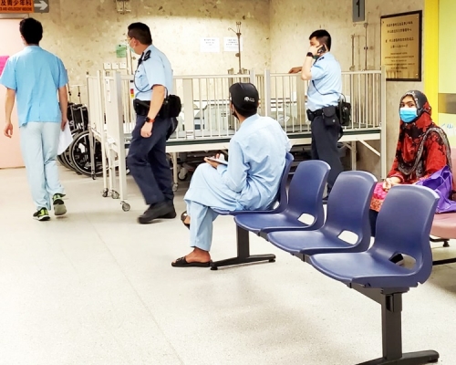 警方在醫院向男嬰親友了解情況。