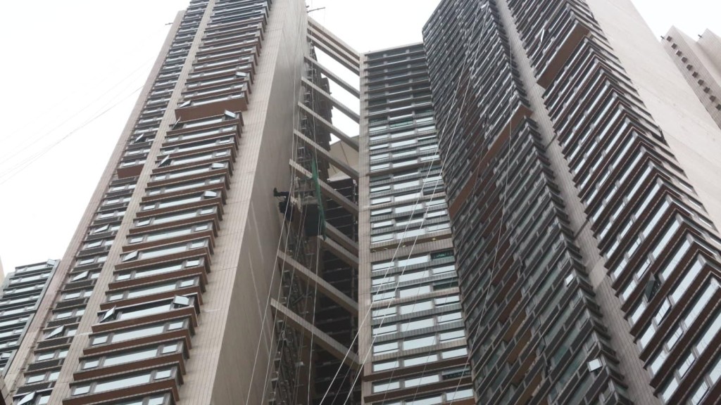 西環寶翠園吊船傾側 兩工人被困半空 消防游繩拯救