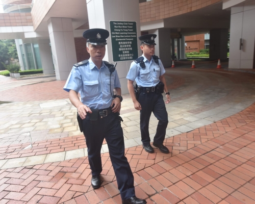 警員往邵逸夫樓處理糾紛。