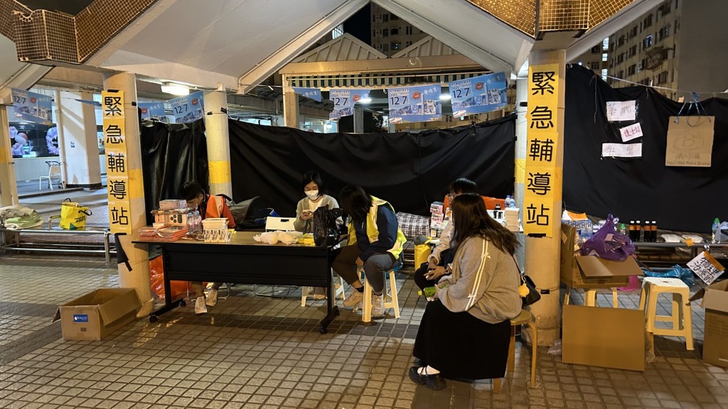 有人即場設「緊急輔導站」。蔡楚輝攝 有人即場設「緊急輔導站」。蔡楚輝攝