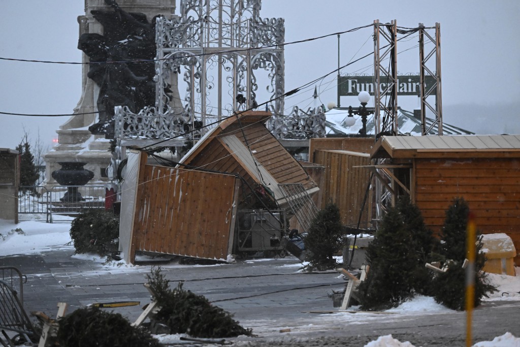 暴风雪下，圣诞市场售货亭被吹倒一旁。AP