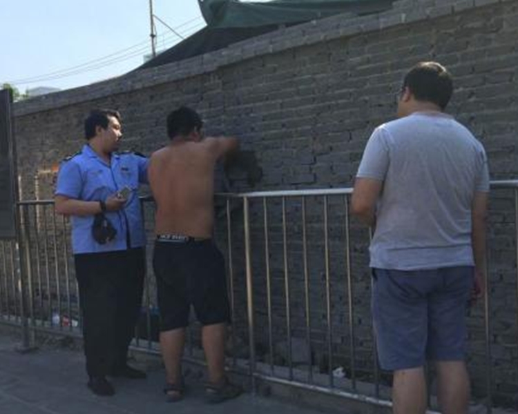 店主昨日在食藥監局人員的監督下,用水泥封住了窗口。