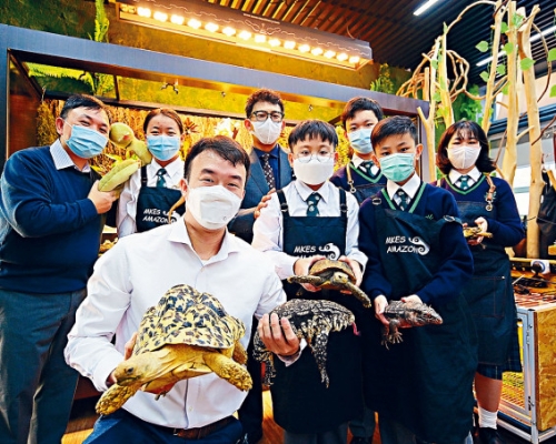 慕光英文書院近日在校內增建「亞馬遜生物教室」,飼養了二十隻兩棲及爬行類動物。