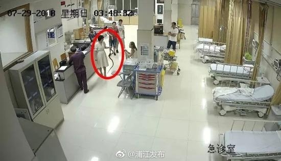 女子拎着蛇求診，醫院內眾人被嚇跑。（網圖）