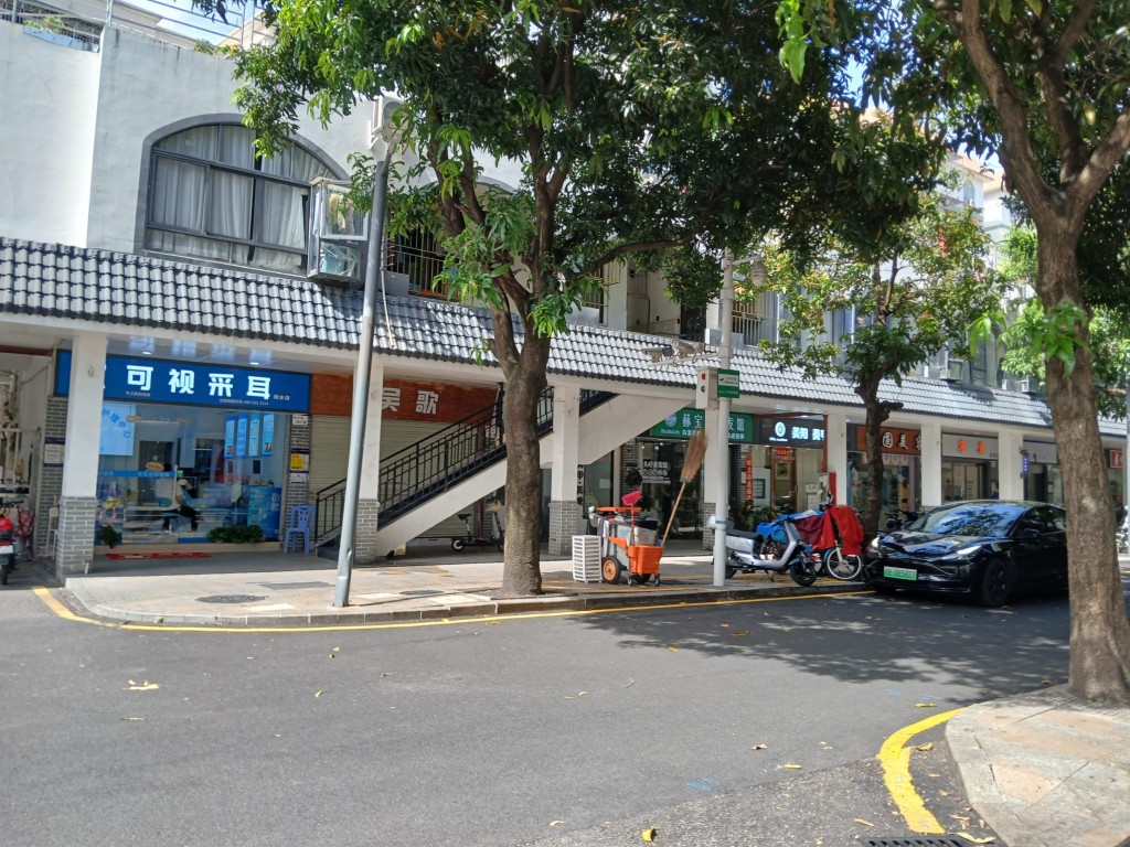 南水步行街两边店铺以时装店和美甲店为主（五）。