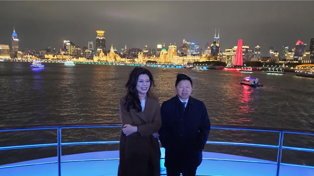 郑丽文一行，由宋涛等人陪同，搭乘游船夜游黄浦江。 中时