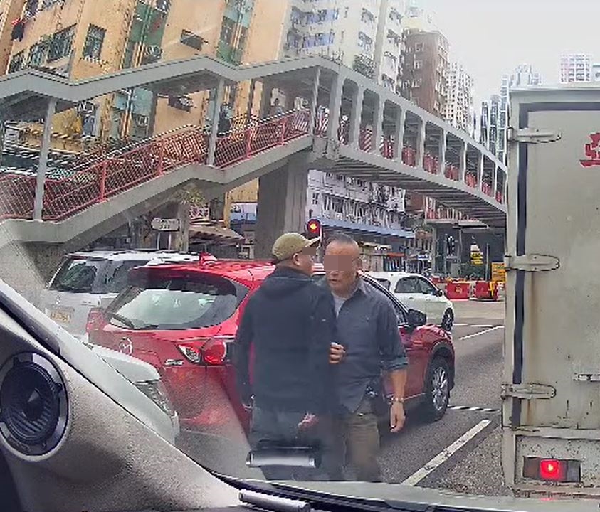 灰衣男用手肘撞开Cap帽男。fb车cam L（香港群组）影片截图