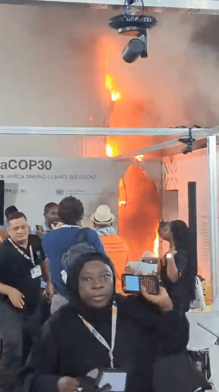 大會會場內一個展館突然起火，濃煙迅速瀰漫走廊，火光熊熊，與會代表及訪客驚慌失措。X@Metropoles