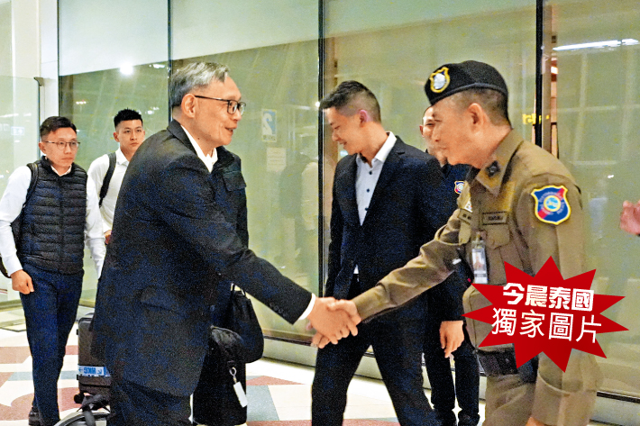卓孝業抵達泰國機場時,與接機官方人員握手。