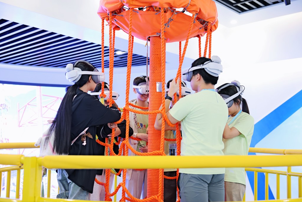 團員於中國海洋石油工業陳列館內體驗VR設施,透過創新科技感受海洋工業技術。 團員於中國海洋石油工業陳列館內體驗VR設施,透過創新科技感受海洋工業技術。