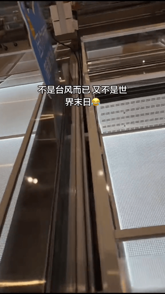 汕尾市民搶購物資，超市貨架清空。 抖音