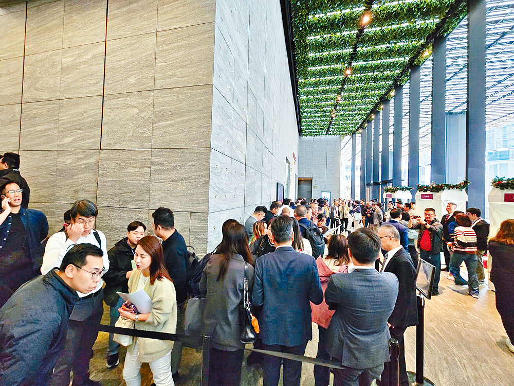 西九「瑧爾」因其地理優勢被受市場肯定,銷售當日築起長長人龍,是近年新款罕見投資者比例較高的新盤,接力推出的「GRAND AUSTIN BOHEMIAN瑧玥」較前作更近三個鐵路站,料銷售可更上一層樓。 西九「瑧爾」因其地理優勢被受市場肯定,銷售當日築起長長人龍,是近年新款罕見投資者比例較高的新盤,接力推出的「GRAND AUSTIN BOHEMIAN瑧玥」較前作更近三個鐵路站,料銷售可更上一層樓。