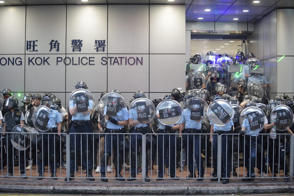 示威者用鐳射光照射警員。