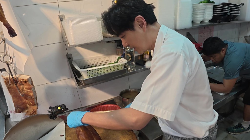 發哥示範一次之後就叫他試斬燒鵝
