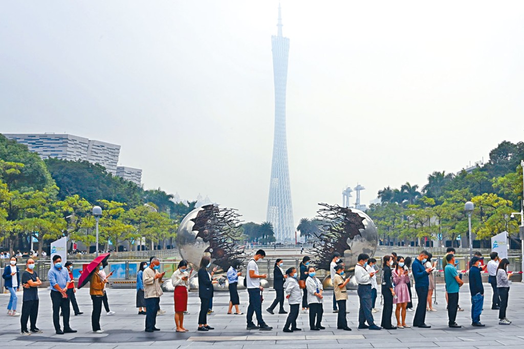 廣州市民有序排隊,等待核酸檢測。