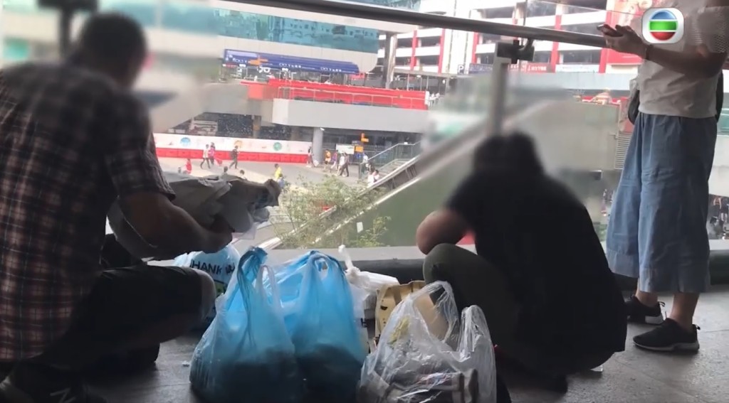 水貨客成功北上闖關後,便會在羅湖火車站對開暗角分發貨物。(無綫電視畫面截圖)