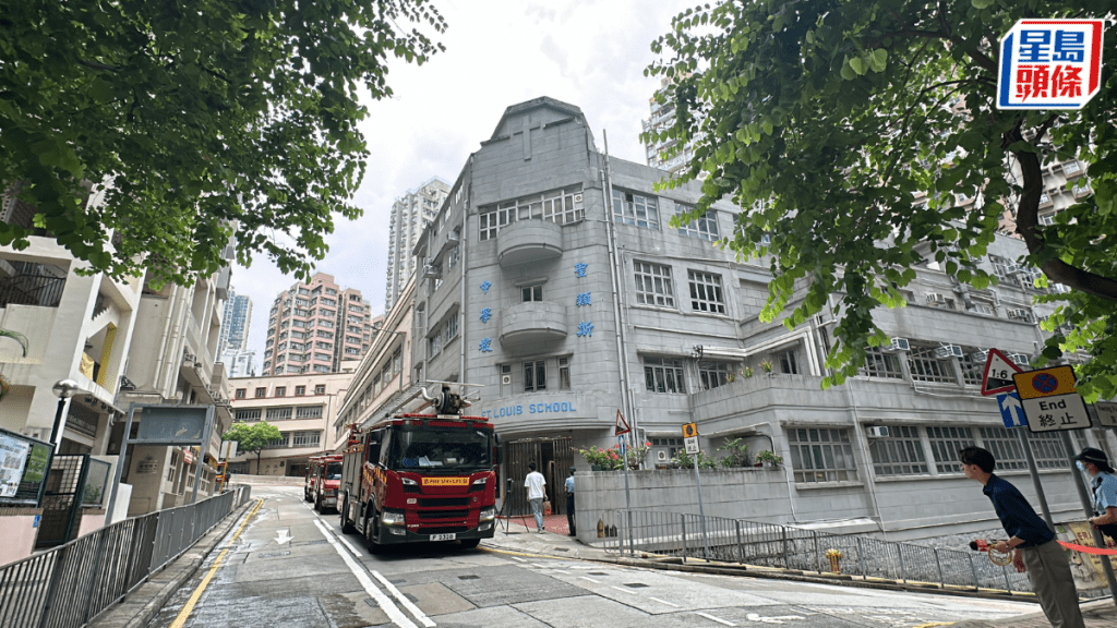 西營盤聖類斯中學平台起火 消防救熄無人傷。梁國峰攝