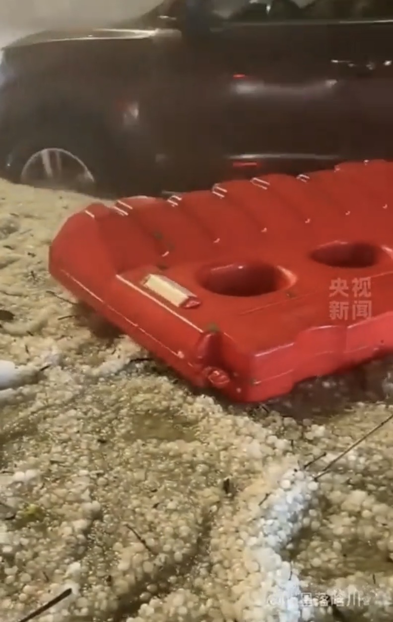 貴陽落雹街頭「冰流成河」 。 央視新聞