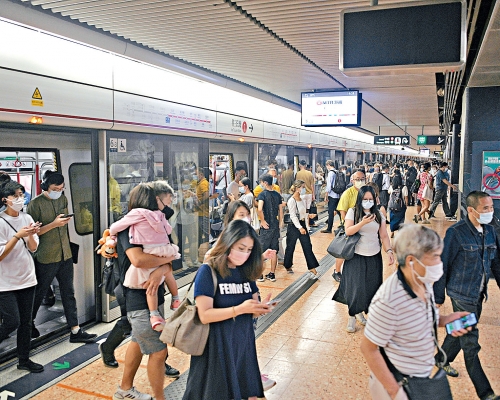屯馬綫啟用後,港鐵本地服務乘客量急增百分之六。