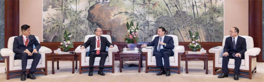 為推動香港、大灣區與長三角強強聯手，中總組織長三角訪問團，前往上海、杭州和南京，期間與上海市市長龔正（右二）等領導會面交流。