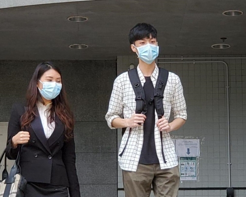 被告鍾家軒(右)。