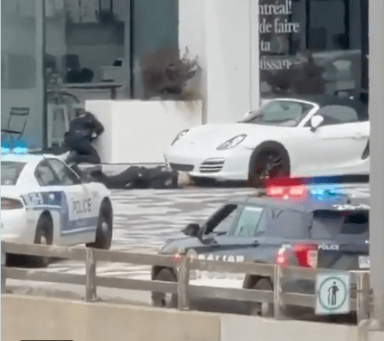 警員與躲藏街角超市內的槍手鬥智鬥力。