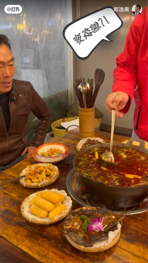 店员即时将一大汤匙的火红热汤倒给郑浩南品尝。